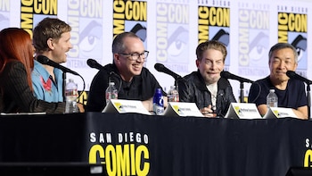 Cinco personas en panel. Micrófonos, botellas de agua y carteles con nombres Keke Palmer, Matthew Senreich, Seth Green. Fondo con logos de San Diego Comic-Con