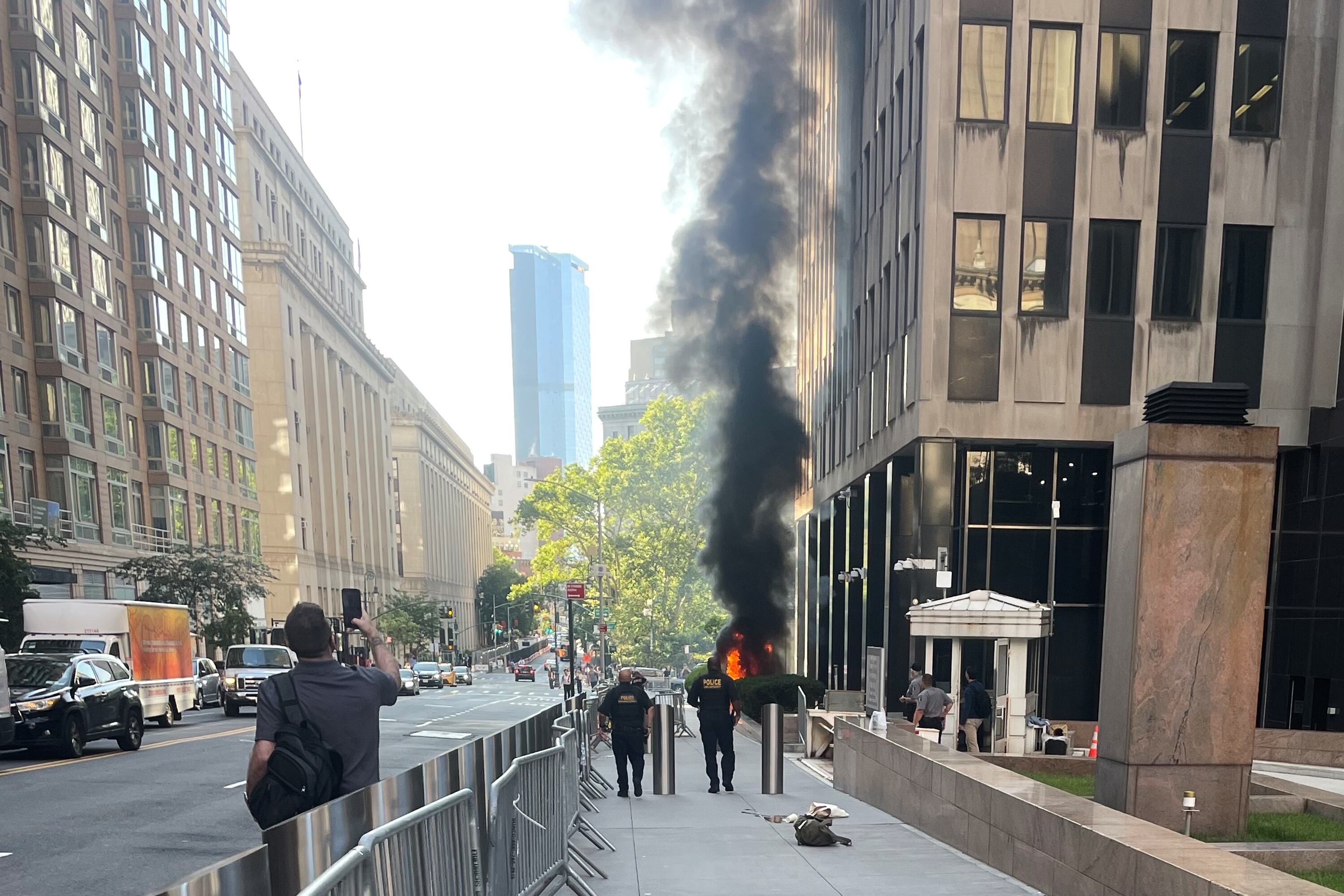Quién es el hombre detenido tras detonar un artefacto incendiario frente a los tribunales de inmigración de Manhattan