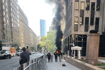 En esta imagen cortesía de Robert Sullivan se puede ver humo negro y llamas en la fachada de un edificio en 26 Federal Plaza, el lunes 20 de julio de 2026, en Manhattan, en la ciudad de Nueva York. (Robert Sullivan vía AP)
