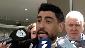 Facundo Moyano habla frente a micrófonos y teléfonos móviles de periodistas sostenidos frente a su rostro