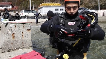 “Es como ir a reunirme con ella”: el hombre que lleva 13 años buceando para estar cerca de su esposa desaparecida en el tsunami de Japón