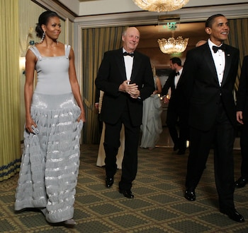 President Barack Obama and first lady Michelle Obama, walk with King Harald V of Norway, center, as they arrive for the Nobel Banquet in Oslo, Norway, Thursday, Dec. 10, 2009. Harald, whose political role was limited and largely formal, was credited with being a symbol of patriotic resolve and unity in the aftermath of the Utoya massacre. But his 35-year reign was also marred by a contentious cast of family connections. He died in Oslo on Friday, Aug. 28, 2206, at age 89. (Doug Mills/The New York Times)