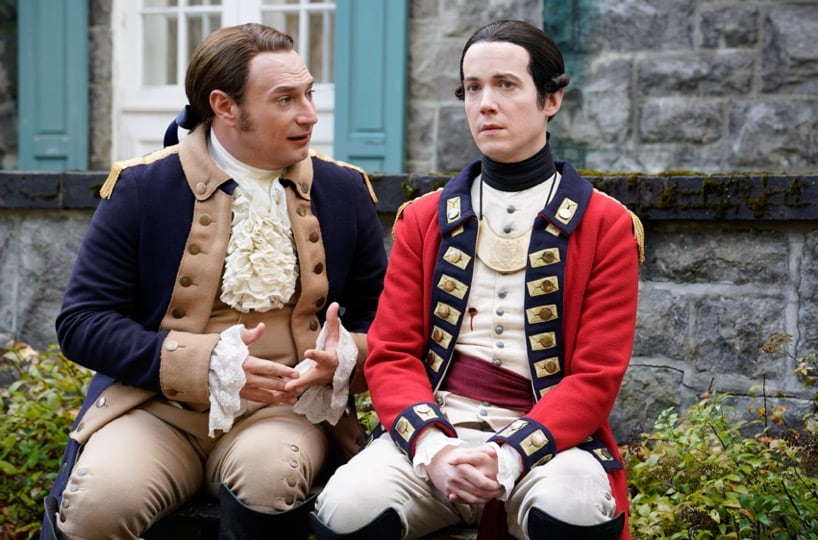 Ghosts refuerza su identidad explorando el duelo y la historia estadounidense a través de personajes de distintas épocas, según su showrunner Joe Port. (Universal+)