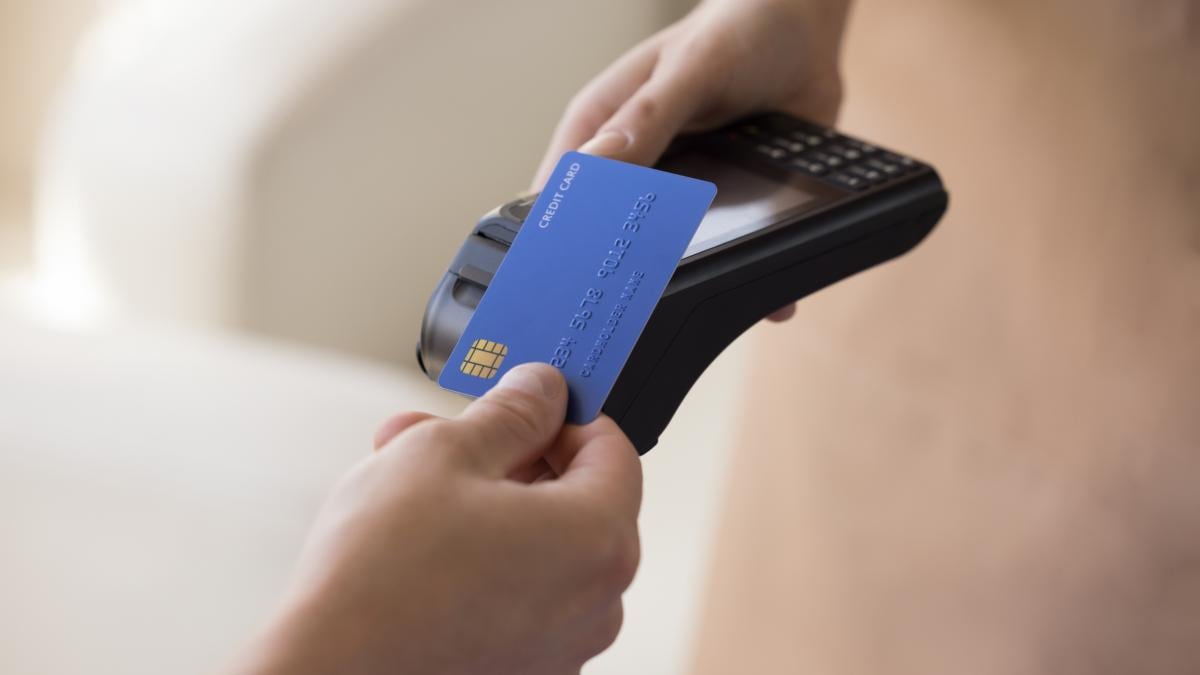 Notificar del viaje a la entidad emisora ayuda a prevenir bloqueos automáticos que pueden producirse ante movimientos considerados inusuales. Foto: El HuffPost