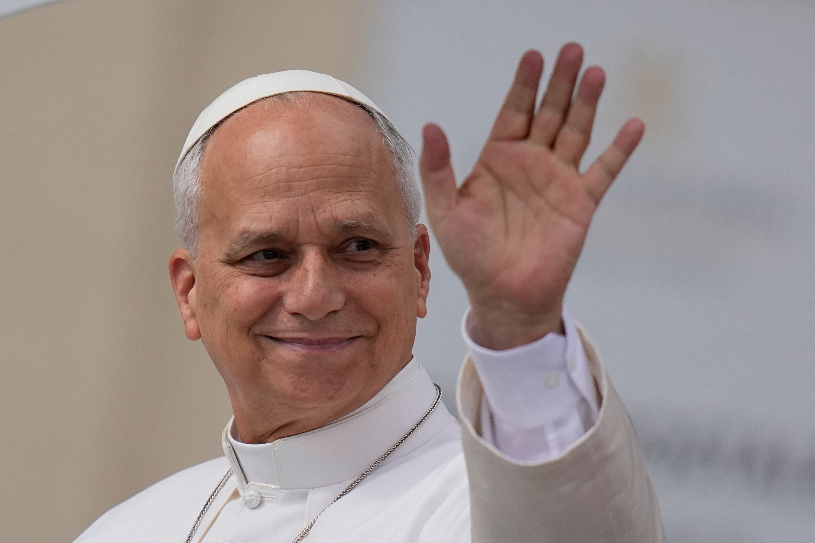 El papa León XIV llega a la plaza de San Pedro, en el Vaticano, para su audiencia general semanal, el miércoles 13 de mayo de 2026. (Foto AP/Alessandra Tarantino)