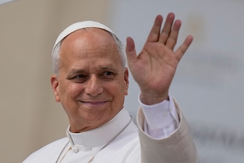 El papa León XIV llega a la plaza de San Pedro, en el Vaticano, para su audiencia general semanal, el miércoles 13 de mayo de 2026. (Foto AP/Alessandra Tarantino)