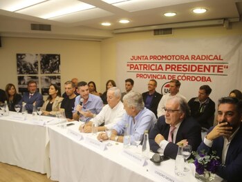 Damián Arabia (con el micrófono),