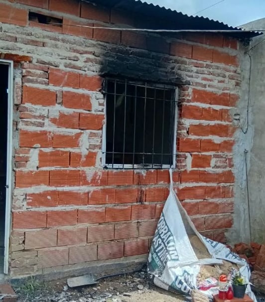 Las llamas destruyeron gran parte del interior de la vivienda mientras la familia estaba de vacaciones (Fuente: Aire de Santa Fe)