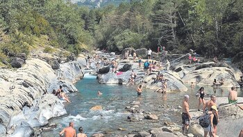 La poza masificada. (Álex Rodrigo/X)