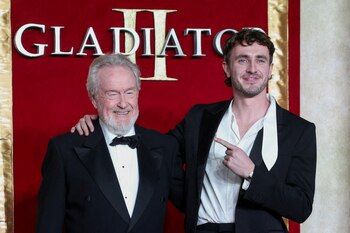 Ridley Scott y Paul Mescal asistieron al estreno mundial de 'Gladiador II' en Londres (REUTERS/Mina Kim)
