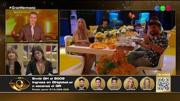 Pantalla de televisión dividida muestra a un presentador, concursantes cenando, dos mujeres en otra sala y un banner con promociones y fotos de participantes