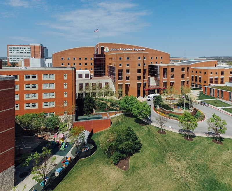 Johns Hopkins Bayview Medical Center notificó una filtración de datos que afectó a más de 3.100 pacientes por el uso de una herramienta de inteligencia artificial no autorizada (Johns Hopkins Medicine)