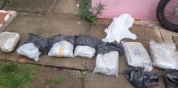 La Policía Nacional Civil de El Salvador desarticuló dos grupos de tráfico de drogas en San Salvador y Santa Ana durante un operativo conjunto. (Cortesía: PNC de El Salvador)