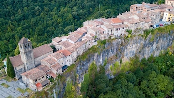 La ruta definitiva de Cataluña: un paseo histórico entre volcanes y edificios medievales