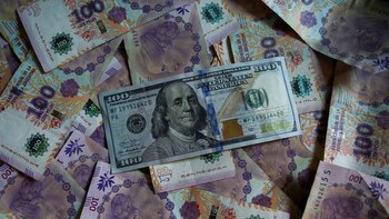 La emisión para financiar el déficit fiscal genera un tsunami que impulsa el precio del dólar y afectará el comercio exterior