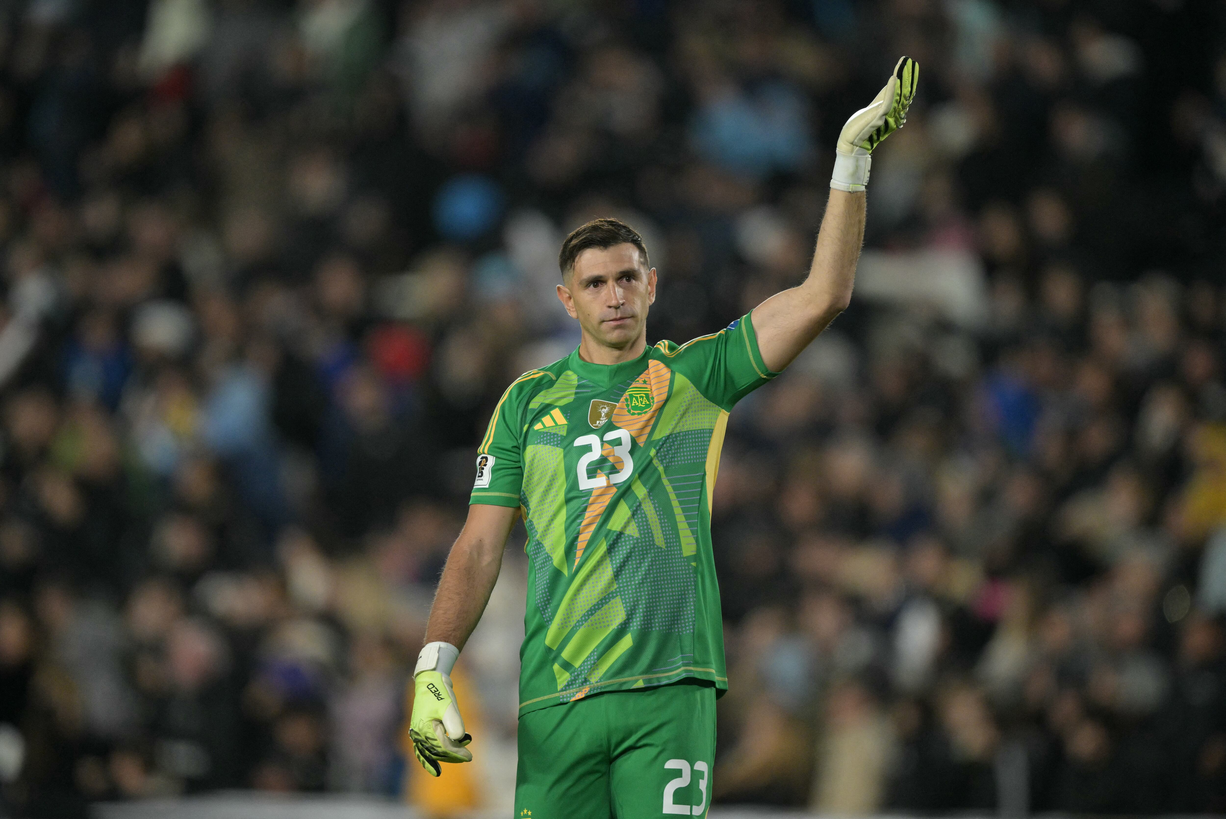 Dibu Martínez celebra el triunfo de la Selección ante Venezuela (Photo by JUAN MABROMATA / AFP)