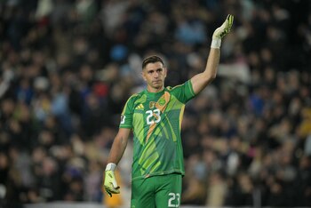 Dibu Martínez celebra el triunfo