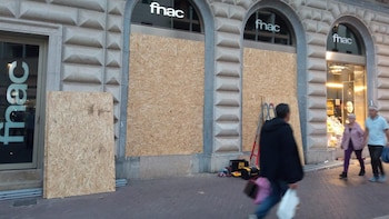Comercios blindan escaparates y se refuerza la seguridad ante los llamamientos de 'Blocus' a sabotajes en Halloween