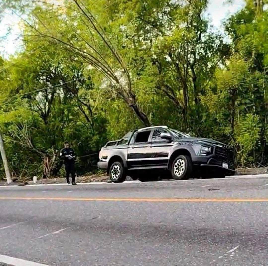 El ataque armado hizo que William Alberto Ramírez Ramírez perdiera el control del vehículo y terminara encunetado a un costado de la carretera. (Bomberos Municipales Departamentales)