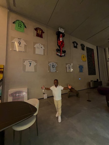 Neymar muestra su mansión a un fan