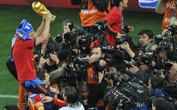 Villa levantando la Copa del Mundo. (AFP PHOTO / ROBERTO SCHMIDT)