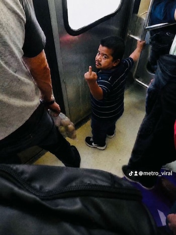 La imagen viral muestra al sujeto muy cerca de una usuaria mientras aparentemente intenta acceder a sus pertenencias. (TikTok / Metro Viral)