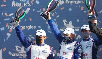 Juan Pablo Montoya (izq.) levanta