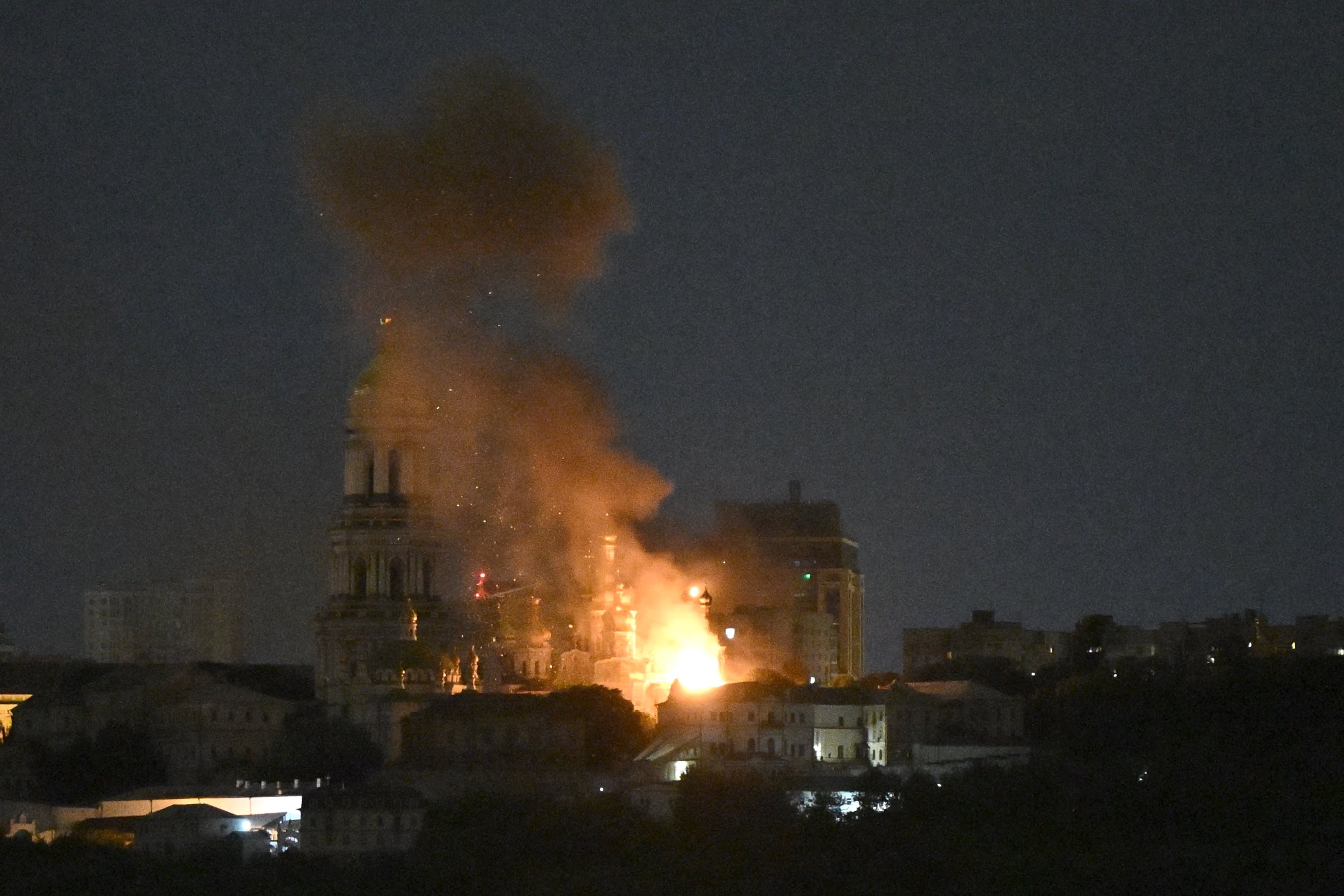 El complejo del Monasterio de las Cuevas, que data del siglo XI, en llamas. Rusia negó haber apuntado al sitio y atribuyó el incendio a un misil Patriot