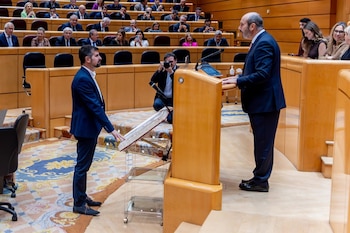 06/05/2025 El actual representante de Castilla y León en la Cámara Alta y exportavoz del Grupo Socialista en las Cortes castellano leoneses, Luis Tudanca (i), toma posesión de su escaño como senador por Castilla y León, en el Senado, a 6 de mayo de 2025, en Madrid (España). Tudanca toma posesión de su escaño tras diez años de trabajo en la Castilla y León como secretario autonómico del PSOE hasta el Congreso de febrero, en el que fue sustituido por Carlos Martínez, y como portavoz del Grupo Socialista de las Cortes hasta el pasado 30 de abril, cuando fue designado representante de la Comunidad en la Cámara Alta.
POLITICA
Ricardo Rubio - Europa Press