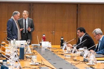 El presidente de Uruguay, Yamandú Orsi, junto al ministro de Economía, Gabriel Oddone, en un Consejo de Ministros (Presidencia)