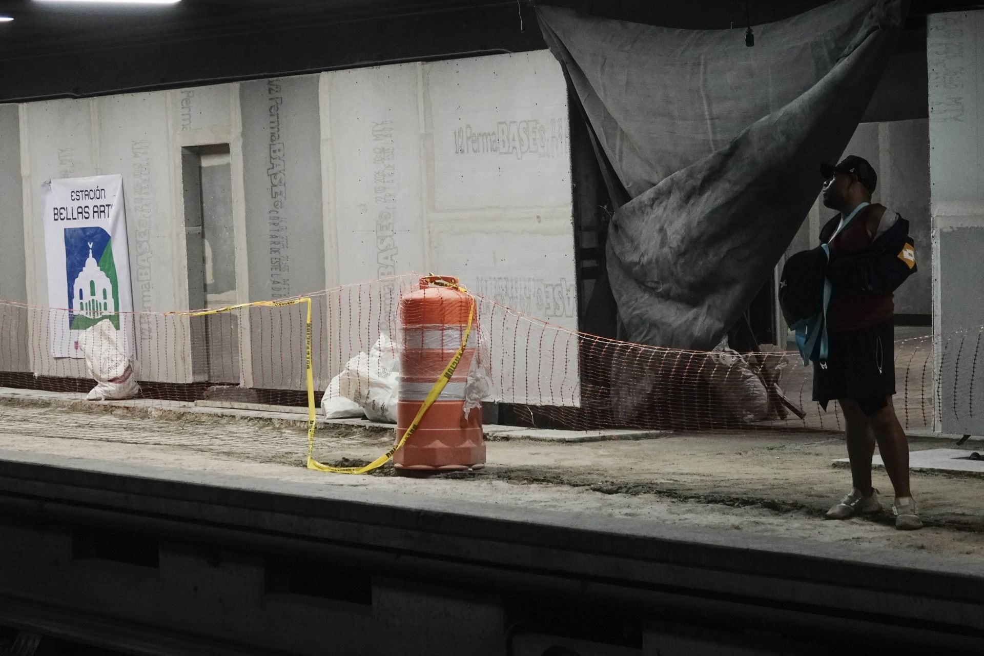 Continúan las obras de remodelación en la estación de Metro Bellas Artes, líneas 2 y 8, donde usuarios tienen que caminar entre zonas en obra, tierra y material de construcción, mientras continúan los trabajos en pisos, paredes y escaleras dentro de la estación. FOTO: CAMILA AYALA BENABIB / CUARTOSCURO.COM