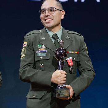 Michel González Gómez fue elegido como el mejor policía de Colombia en 2026 por su labor preventiva con más de 17.000 niños en Soacha - crédito Fundación Corazón Verde/Instagram