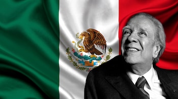 Primer plano de un hombre sonriente en blanco y negro, con traje y corbata, superpuesto a una bandera de México con su escudo nacional.