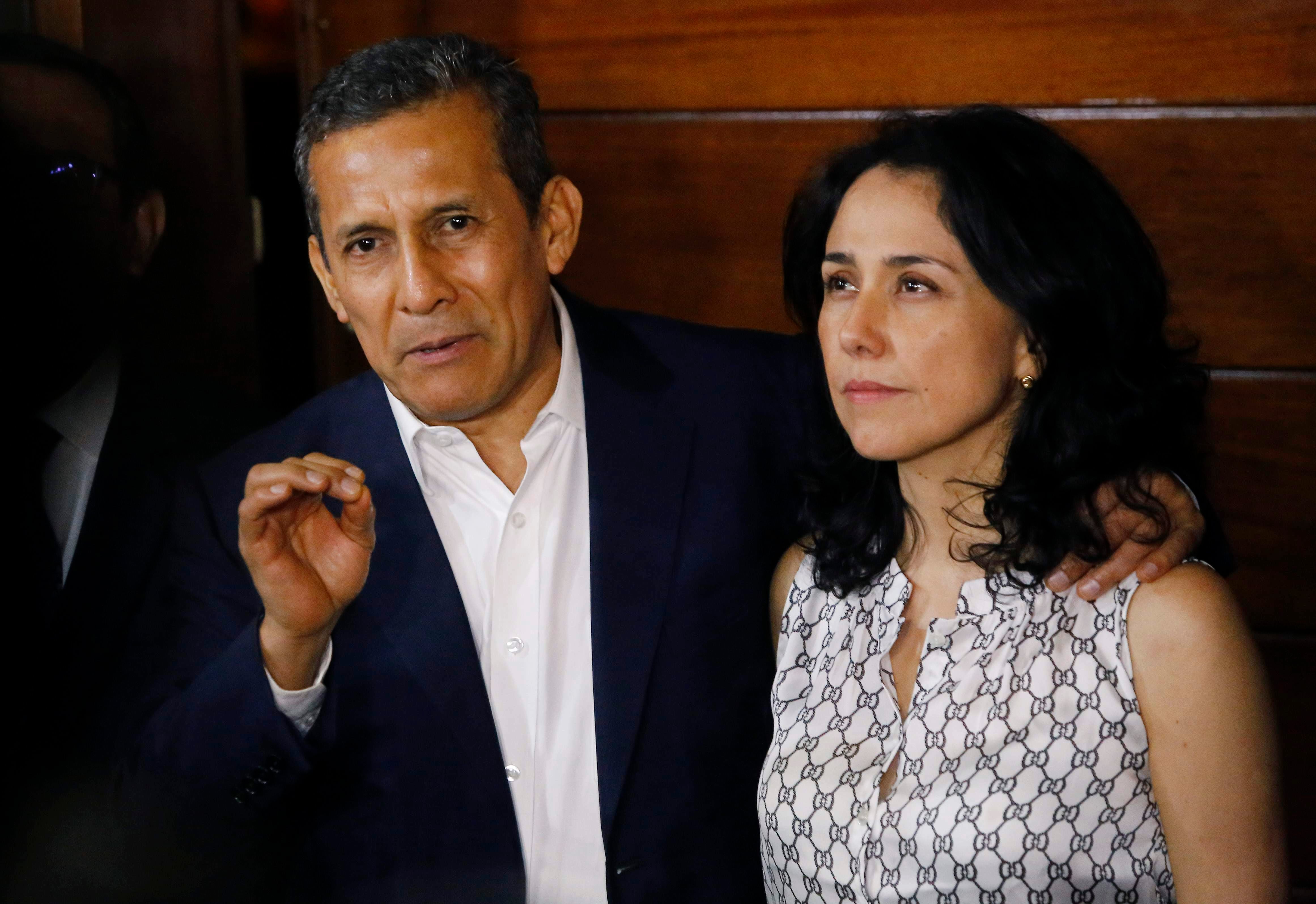 ARCHIVO - El expresidente de Perú Ollanta Humala, acompañado de su esposa Nadine Heredia, habla con periodistas en la entrada de su domicilio. Lima, Perú, el 30 de abril de 2018. (AP Foto/Joel Alonzo, Archivo)