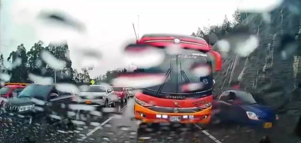 Las imágenes de la nueva maniobra volvieron a generar cuestionamientos sobre la conducta vial del conductor del Spark azul -crédito @ColombiaOscura/X