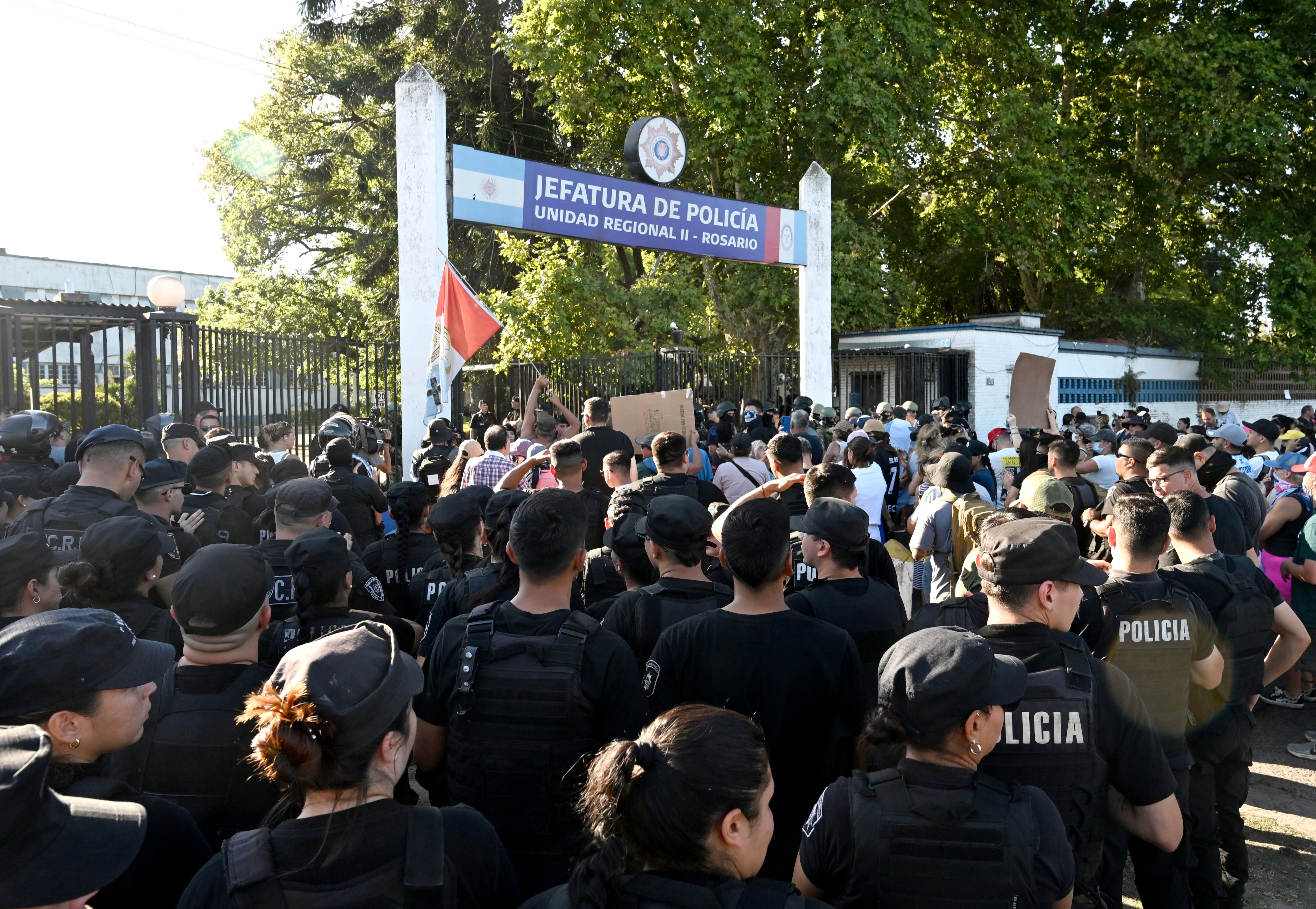 Policías se manifiestan en reclamo a los incrementos salariales y mejores condiciones laborales, este martes, en la Jefatura de Policía de Santa Fe, en Rosario (Argentina). EFE/ Sebastián Granata