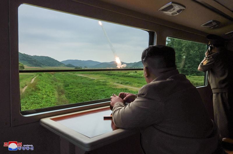 El dictador norcoreano Kim Jong-un supervisa el disparo de prueba de un nuevo lanzacohetes múltiple de 600 mm en un lugar no revelado de Corea del Norte (KCNA vía REUTERS)