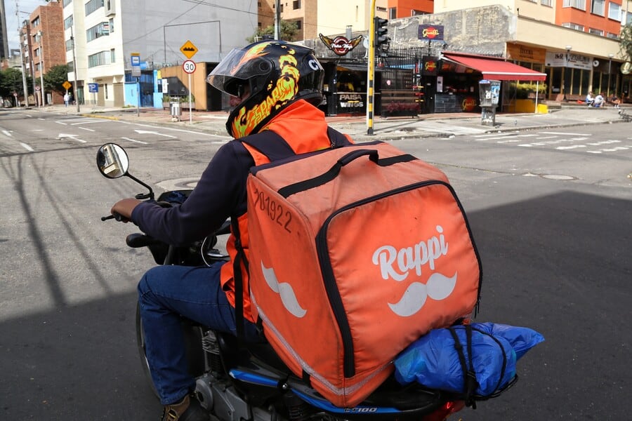 Domiciliarios exigieron respuestas a Rappi y anunciaron plantones indefinidos ante bloqueos y bajas tarifas - crédito Camila Díaz/Colprensa