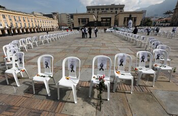 Personal del sector salud realiza un acto simbólico en homenaje a los trabajadores del sector que han fallecido durante la pandemia de la covid-19 hoy, en la plaza de Bolívar en Bogotá (Colombia). EFE/ Mauricio Dueñas Castañeda