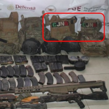 Chalecos tácticos con parches del CJNG. Crédito: X - @gobiernocolima