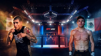 Edgar Chairez y Santiago Luna, peleadores mexicanos, posan ante un octágono y banderas de México difuminadas, en una arena de UFC iluminada.