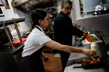 Lucia Saco trabaja con su