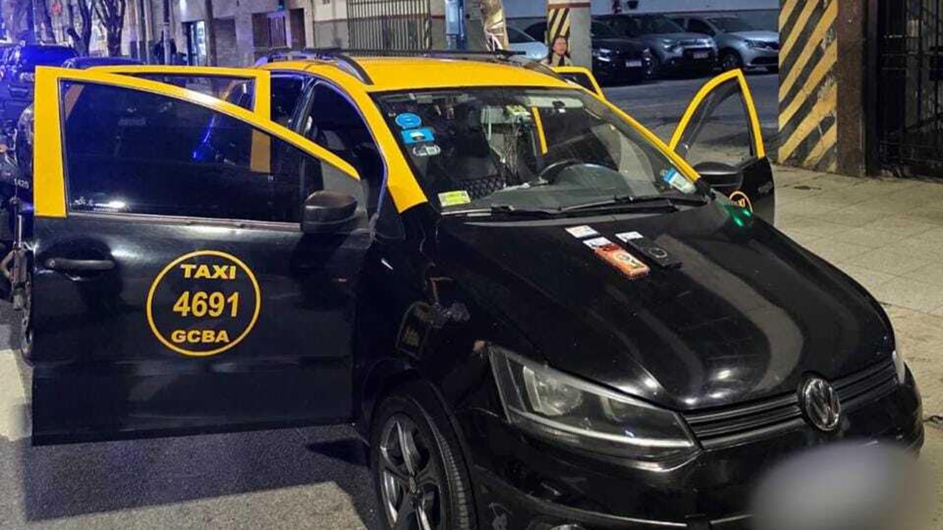 El taxi donde transportaban la droga