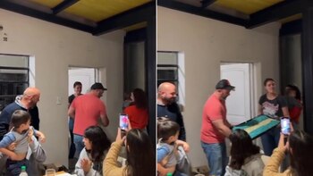 Una pareja presenta con orgullo