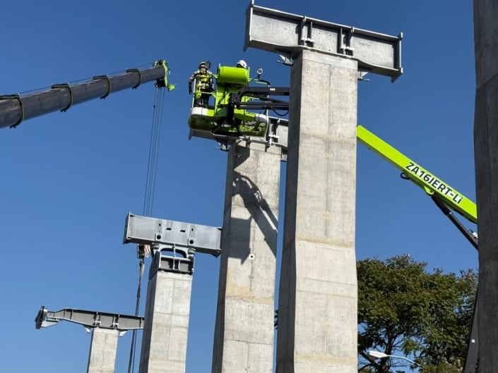 Trabajadores supervisan y montan grandes estructuras metálicas sobre pilares de concreto prefabricados, marcando un hito en la construcción de una nueva obra de infraestructura y diseño. (Municipalidad de Guatemala)