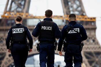 Los agentes de policía patrullan en la plaza del Trocadero, cerca de la Torre Eiffel, como parte del plan de seguridad «Vigipirate», mientras Francia eleva la alerta terrorista al más alto nivel, tras el ataque de Moscú, en París, Francia, el 25 de marzo de 2024. REUTERS/Benoit Tessier