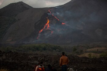 Fotografía que muestra la actividad del volcán Pocayá, el pasado 1 de abril de 2021, desde la aldea El Rodeo, en San Vicente Pacaya (Guatemala). EFE/ Esteban Biba