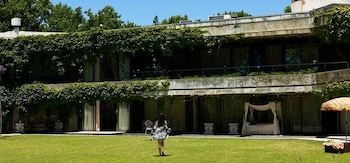 La casa de San Isidro elegida como locación para la vivienda de Moria Casán, que en realidad se encuentra en Parque Leloir. Una bruja se encargó de hacer una limpieza antes de grabar (Crédito: Netflix)