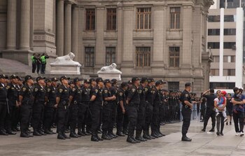 Policías resguardan los exteriores del