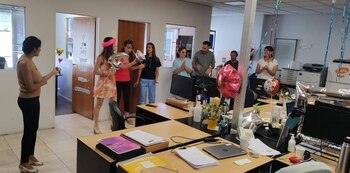 En la oficina, junto a